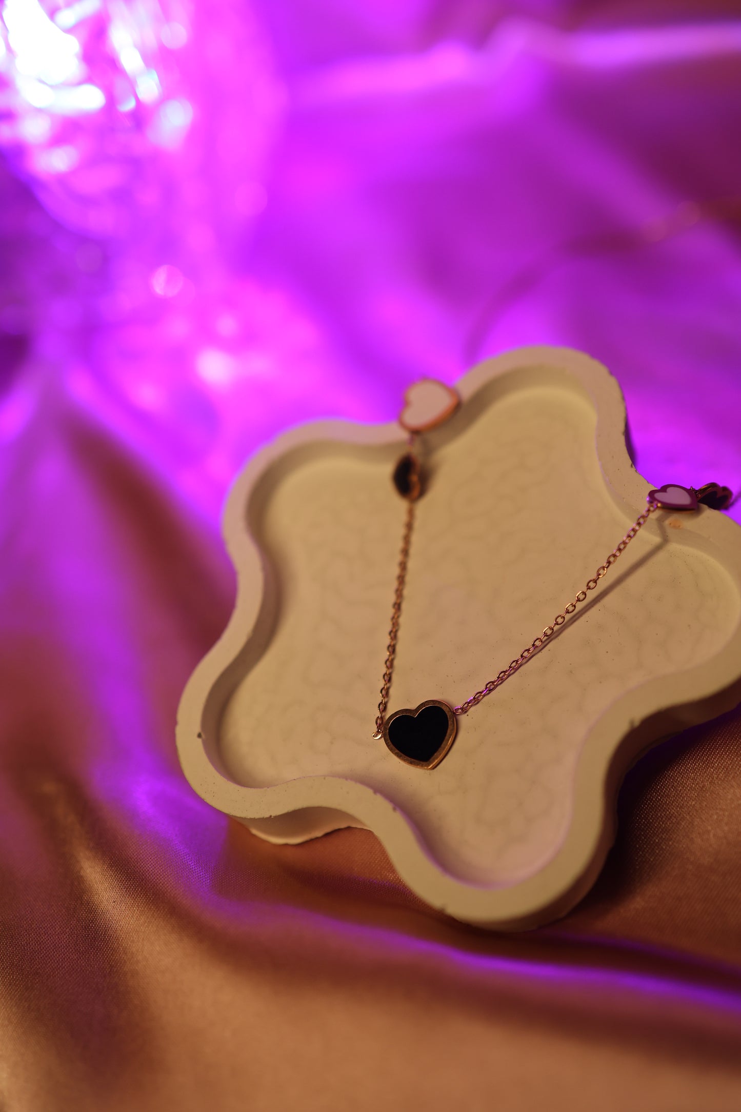 AI202 - Seven Hearts Black Pendant Chain