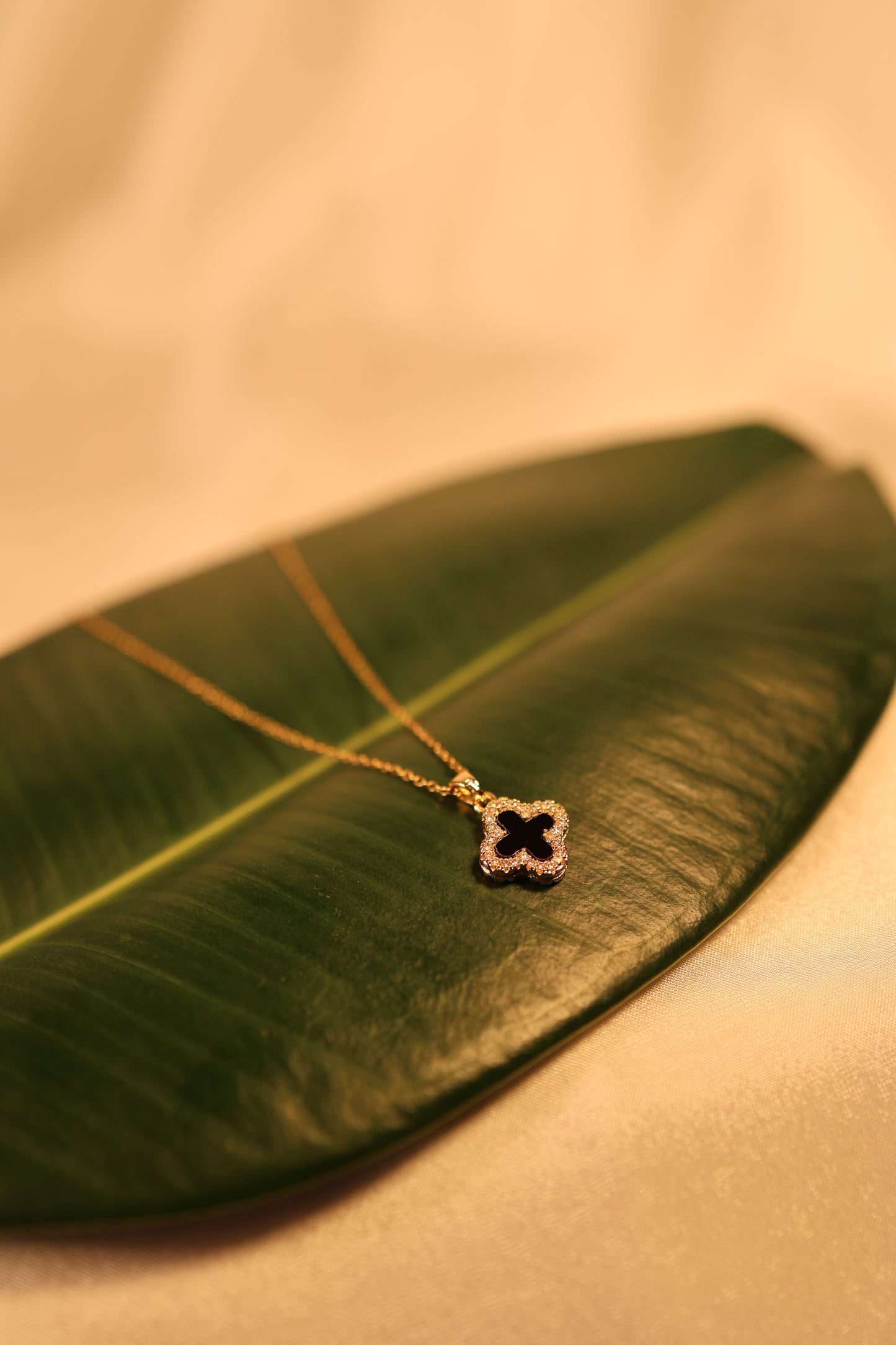 AI196 - Duality Black And White Chain