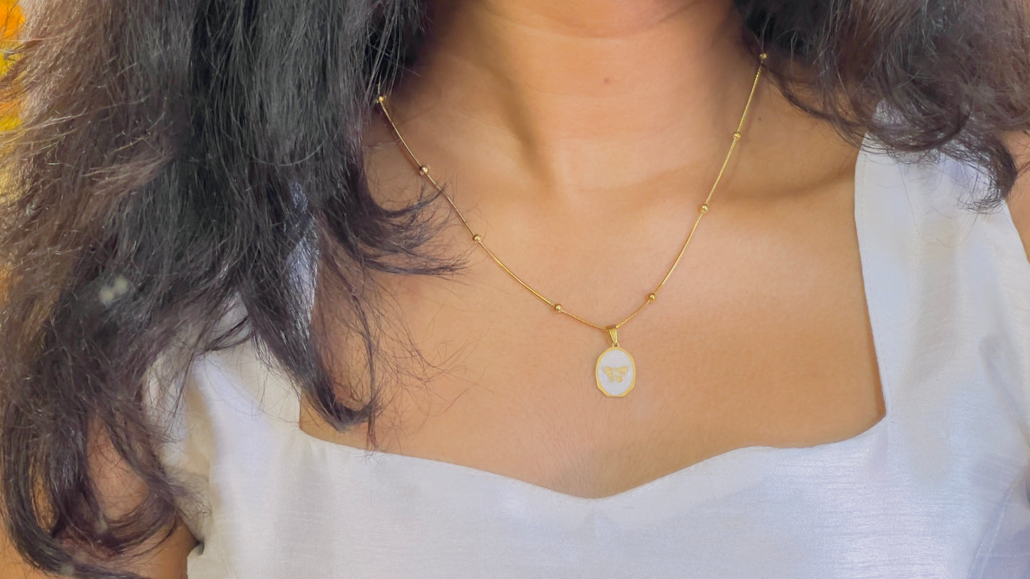 AI335 - Ivory Flutter Pendant